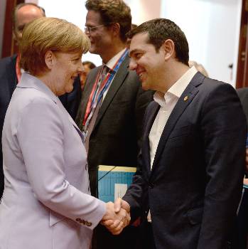Βασικό «συστατικό» του τρίτου μνημονίου του ΣΥΡΙΖΑ η φοροαφαίμαξη του λαού, για τη θωράκιση της καπιταλιστικής κερδοφορίας (φωτ. μετά τη Σύνοδο Κορυφής της ΕΕ το 2015)