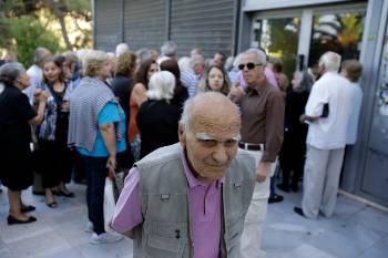 Η κυβέρνηση προσπαθεί με εφάπαξ ψευτοπαροχές να διασκεδάσει τις εντυπώσεις από το μόνιμο πετσόκομμα των συντάξεων