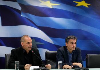 Την επιτάχυνση στα παζάρια για τη νέα αντιλαϊκή συμφωνία σηματοδοτούν και οι ανακατατάξεις σε θέσεις - κλειδιά της συγκυβέρνησης ΣΥΡΙΖΑ - ΑΝΕΛ (φωτ. από τη χθεσινή παράδοση - παραλαβή στο υπουργείο Οικονομικών)