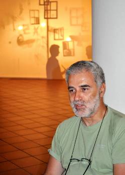 Ο Νίκος Χριστοφοράκης μπροστά στην εικαστική εγκατάσταση