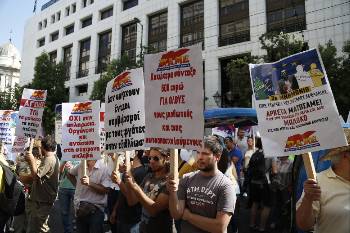Νέα μέτρα, που θα πλήξουν ιδιαίτερα τη νέα γενιά, ετοιμάζεται να νομοθετήσει η κυβέρνηση με το τρίτο μνημόνιο