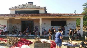 Μετέφεραν τα απαραίτητα υλικά στο χώρο και ξεκινούν το στήσιμο της πολιτείας του Φεστιβάλ στη Θεσσαλονίκη τα μέλη της ΚΝΕ