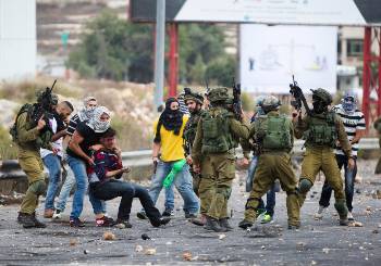 Ισραηλινοί ασφαλίτες που εμφανίζονταν ως «διαδηλωτές», που αντιστέκονταν με πέτρες, προχωρούν σε συλλήψεις Παλαιστινίων έξω από Ραμάλα την περασμένη Τετάρτη