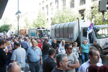 Στιγμιότυπο από την κινητοποίηση των Συνδικάτων ΟΤΑ, Μετάλλου και Οικοδόμων στο υπουργείο Εργασίας