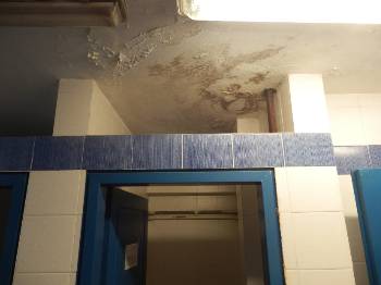 Υγρασία και μούχλα σε ταβάνια και τοίχους είναι συχνή εικόνα στη ΦΕΑ