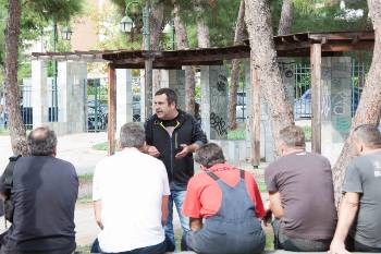 Εργαζόμενοι συζητούν έξω από την επιχείρηση, στη διάρκεια της χτεσινής στάσης εργασίας