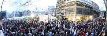 Στιγμιότυπο από τη συγκέντρωση στην Ομόνοια