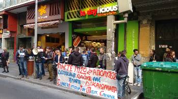 Από την κινητοποίηση το πρωί της Κυριακής στο κατάστημα της εταιρείας στην Πολυτεχνείου