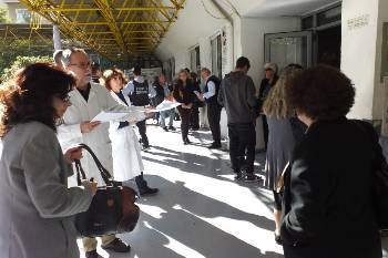 Εργαζόμενοι του «Ευαγγελισμού» μοιράζουν την ανακοίνωσή τους στους ασθενείς, σε παλιότερη κινητοποίηση