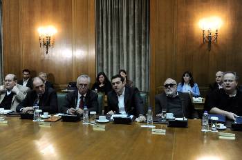 Το τι διαπραγματεύεται η κυβέρνηση όσον αφορά το κεφάλαιο και πόσο σκληρά δεν το ξέρουμε, αλλά σε ότι αφορά όμως το λαό και τα φτωχά λαϊκά στρώματα ξέρουμε εκ των προτέρων ότι οι διαπραγματεύσεις τους φέρνουν νέα χτυπήματα