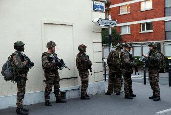 Γάλλοι στρατιώτες επιχειρούν στο προάστιο του Σεν Ντενίς