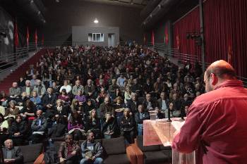 Κατάμεστη η αίθουσα του «Θεάτρου Πολιτών» - Στο βήμα ο Π. Αλέπης