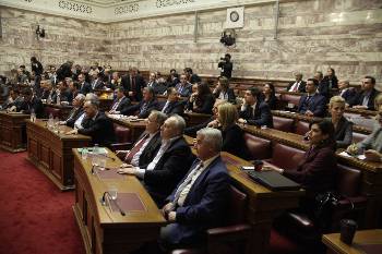 Ο συνδυασμός «υπεύθυνης αντιπολίτευσης», αλλά και διαμόρφωσης «εναλλακτικών κυβερνητικών επιλογών» εξακολουθεί να προβληματίζει τα αστικά επιτελεία