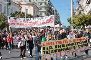 Στιγμιότυπο από την πορεία στους δρόμους του Πειραιά