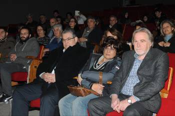 Ο ΓΓ της ΚΕ του ΚΚΕ, Δ. Κουτσούμπας, με την Ελ. Μηλιαρονικολάκη, μέλος της ΚΕ και τον ποιητή Γ. Μπίμη (δεξιά)