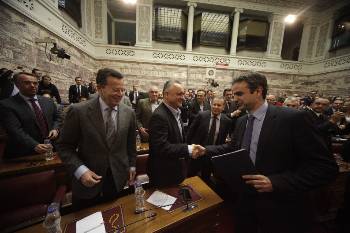 Για «άτακτη υποχώρηση» στα παζάρια για λογαριασμό του κεφαλαίου κατηγορεί την κυβέρνηση η ΝΔ