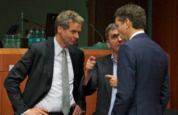 Το σενάριο δύο «παράλληλων» μνημονίων με ΕΕ - ΔΝΤ και με «διαφορετικούς στόχους» βρίσκεται στο τραπέζι των αντιλαϊκών παζαριών της συγκυβέρνησης με τους ιμπεριαλιστικούς οργανισμούς