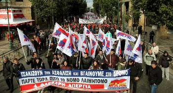 Η μαζική πορεία ανεβαίνει στη Σταδίου