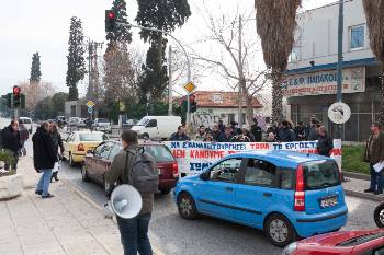 Οι διερχόμενοι οδηγοί ενημερώθηκαν για τα αιτήματα και τον αγώνα των εργαζoμένων στη «Softex»