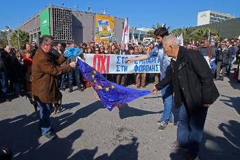 Η σημαία της ΕΕ παραδίνεται στις φλόγες