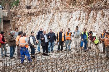 Ο βουλευτής του ΚΚΕ μιλά με οικοδόμους εργάτες σε ένα από τα εργοτάξια