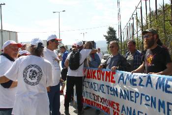 Οι απολυμένοι της «Χαλυβουργίας» υποδέχονται την πορεία των ανέργων