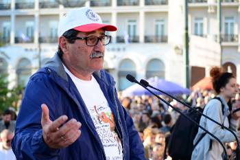 Ο Κώστας Πελετίδης στο βήμα της διαδήλωσης