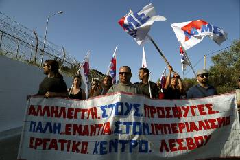 Εξω από το κέντρο κράτησης στη Μόρια