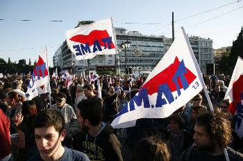 Την ώρα που βρισκόταν σε εξέλιξη η συζήτηση στη Βουλή, χιλιάδες διαδηλωτές συμμετείχαν στη συγκέντρωση του ΠΑΜΕ στο Σύνταγμα