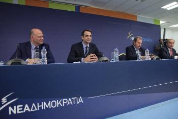 Με «διαβατήριο» τα αντιλαϊκά πεπραγμένα των δικών της κυβερνήσεων, η ΝΔ παρουσιάζεται στο κεφάλαιο ως αποτελεσματικότερη για τα συμφέροντά του έναντι του ΣΥΡΙΖΑ