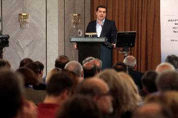 Από το βήμα της διημερίδας, ο Αλ. Τσίπρας ανέπτυξε το «όραμα» της κυβέρνησης για ΠΦΥ με παροχές - ψίχουλα για όλους και αδρές πληρωμές