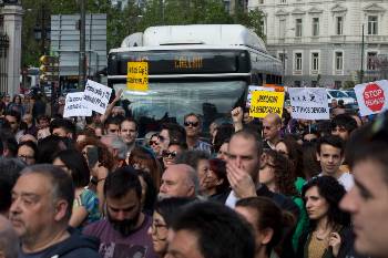 Οι επετειακές εκδηλώσεις των «αγανακτισμένων» είναι μέρος του εγκλωβισμού του λαού στις αυταπάτες του «ανθρώπινου καπιταλισμού»