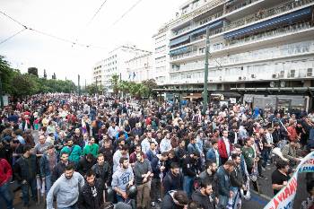 Η κεφαλή της πορείας στη συμβολή των οδών Αμαλίας και Οθωνος, στο Σύνταγμα