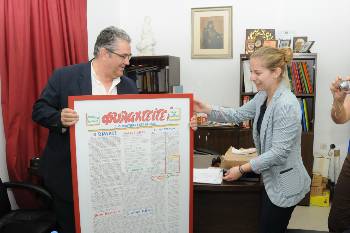 Ο Δ. Κουτσούμπας παραδίδει στην δήμαρχο αντίγραφο εφημερίδας που έβγαζαν οι εξόριστοι
