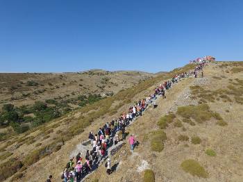 Από την ανάβαση στο λόφο του Αη Μηνά όπου και το κενοτάφιο για τους νεκρούς από την πείνα το χειμώνα 1941 - '42 εξόριστους