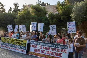 Ενα από τα πολλά στιγμιότυπα που πρόσφερε ο αγώνας των εργαζομένων στο «Athens Ledra» τον προηγούμενο χρόνο