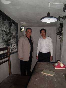 Ο Δ. Κουτσούμπας με τον διευθυντή της «Nhan Dan» στο υπόγειο καταφύγιο όπου δούλευε η συντακτική επιτροπή της εφημερίδας κατά τη διάρκεια των αμερικανικών βομβαρδισμών