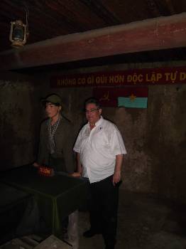 Ο Δ. Κουτσούμπας μέσα στις σήραγγες