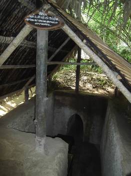 Διαμορφωμένο άνοιγμα που δείχνει στους επισκέπτες τη σήραγγα που καταλήγει σε δωμάτιο διοικητή