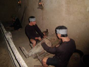 Αναπαράσταση Βιετναμέζων ανταρτών που με ευρηματικότητα τεμαχίζουν και επαναχρησιμοποιούν υπολείμματα από τις αμερικανικές βόμβες