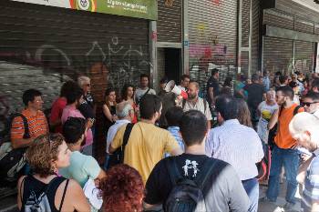 Οι συγκεντρωμένοι ενημερώνονται για τα αποτελέσματα της τριμερούς συνάντησης