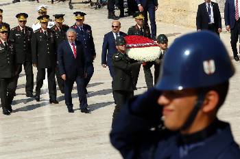 Ο Γιλντιρίμ καταθέτει στεφάνι στο μαυσωλείο του Ατατούρκ, λίγο πριν από τη συνεδρίαση του Ανώτατου Στρατιωτικού Συμβουλίου