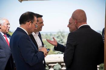 Ο Αλ. Τσίπρας με ορισμένους από τους συμμάχους της κυβέρνησης, στη σύνοδο των σοσιαλδημοκρατών στο Παρίσι