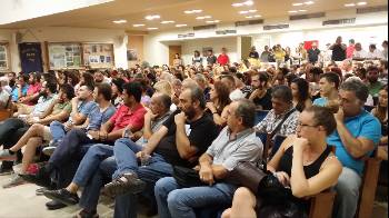 Στιγμιότυπο από τη χτεσινή μαζική σύσκεψη