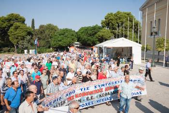 Οι συνταξιούχοι μπαίνουν στον προαύλιο χώρο του Ζαππείου