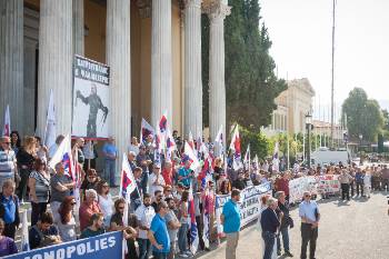 Από τη διαμαρτυρία του ΠΑΜΕ στο Ζάππειο, με τον «ψαλιδοχέρη» υπουργό Εργασίας να δεσπόζει στην πρόσοψη του Μεγάρου