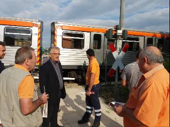 Ο Γ. Τούσσας μιλάει σε εργαζόμενους στο αμαξοστάσιο του Μετρό