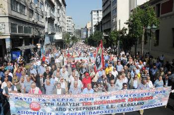 Η μεγάλη πορεία διασχίζει την οδό Σταδίου