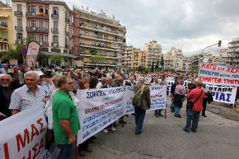 Η μαζική διαδήλωση έξω από το ΥΜΑΘ