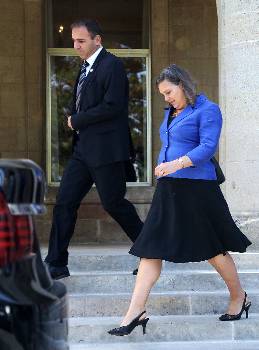 Η υφυπουργός Εξωτερικών των ΗΠΑ αποχωρεί προχτές από το προεδρικό μέγαρο της Κύπρου, σε μία από τις πολλοστές επισκέψεις των τελευταίων μηνών